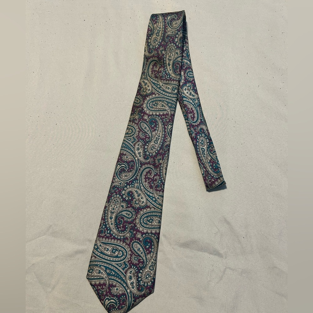 Elegant Paisley Silk Tie
